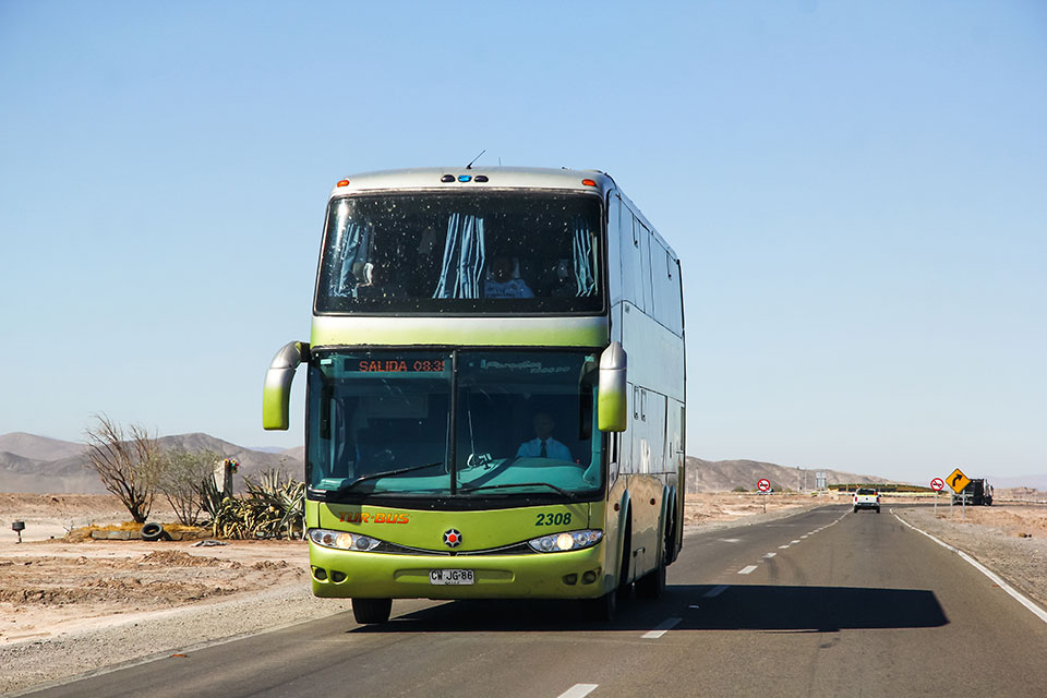 El autobús de dos pisos para viajes por carretera