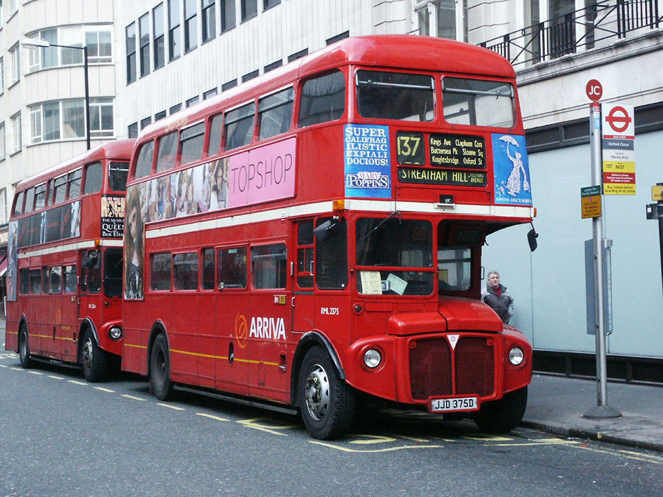 El routemaster, autobús de dos pisos en Londres