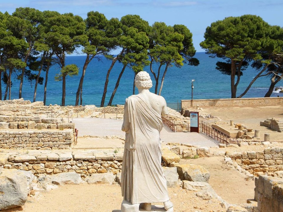 Las ruinas de la antigua ciudad romana de Ampurias miran al mar Mediterraneo