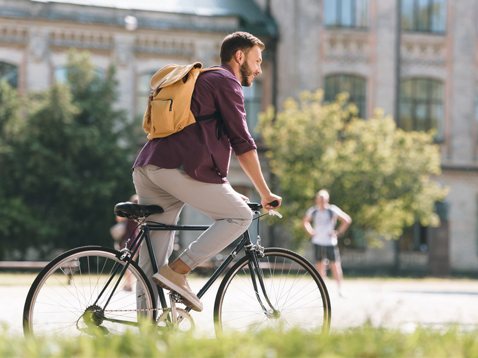 Por qué ir en bici en una gran ciudad- chico en bicicleta