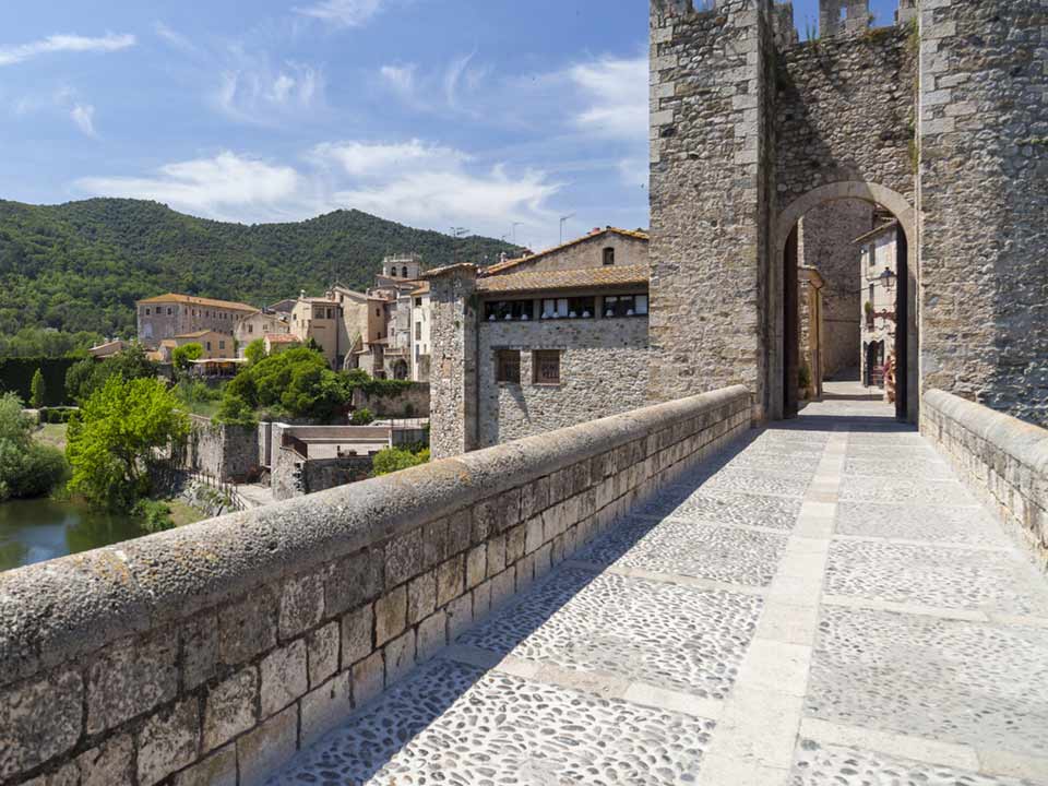 Puente Besalu