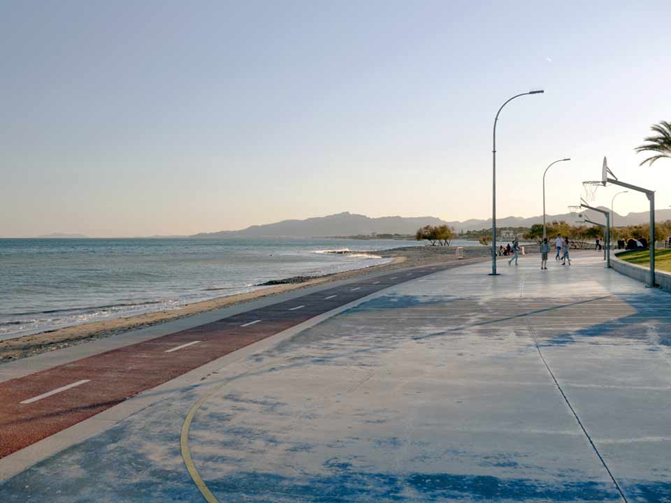 Carril bici en paseo marítimo