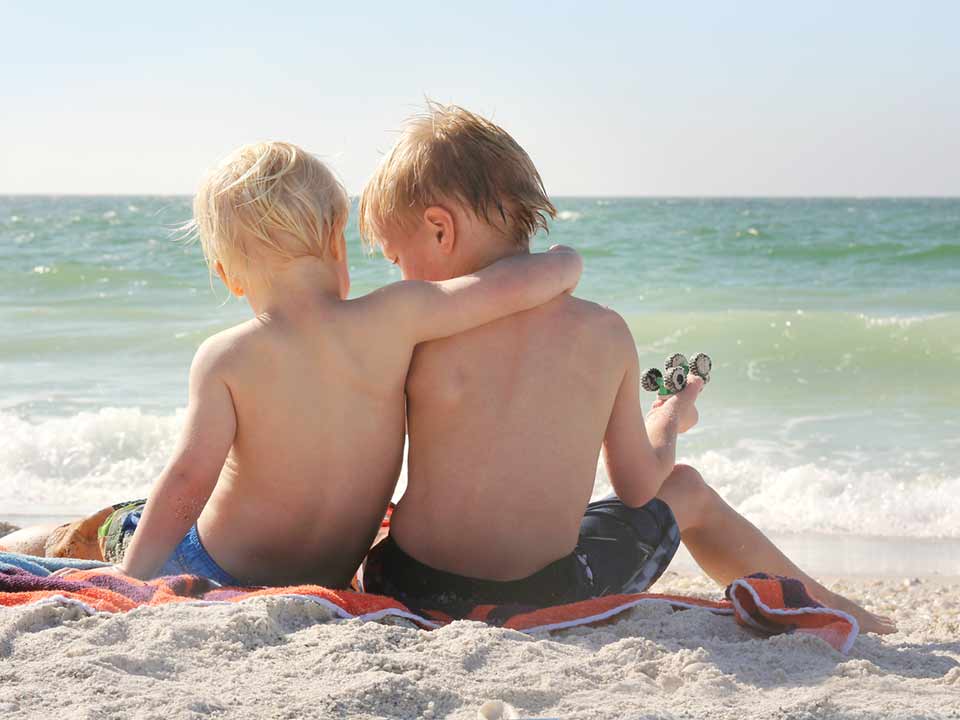 Niños jugando en la playa